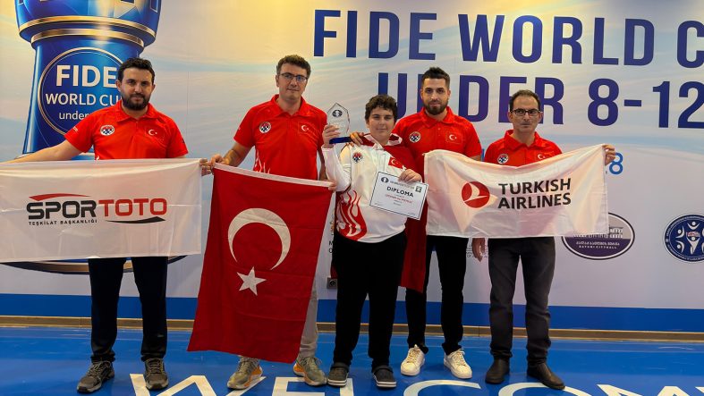 Milli satranççı Ali Poyraz Uzdemir, Dünya Kupası'nda gümüş madalya kazandı