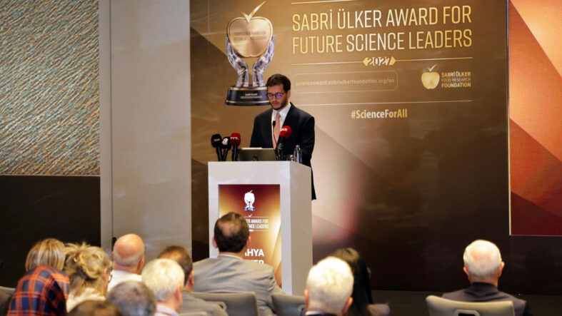 sabri-ulker-vakfindan-genc-arastirmacilara-bilim-elcileri-agi-destegi.jpg