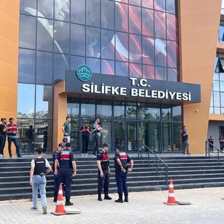 silifke-belediyesinde-rusvet-ve-yolsuzluk-sorusturmasi-baskan-yardimcisi-yorukcu-gozaltina-alindi.jpeg