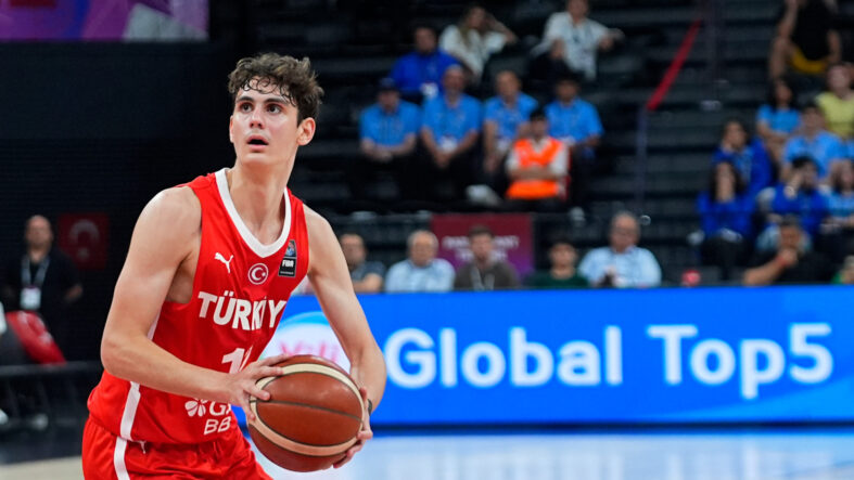 17-yasindaki-basketbolcu-omer-kutluay-tarihe-gecti.jpg