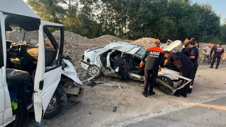 amasyada-otomobil-ile-minibus-carpisti-1-olu-3-yarali.jpg