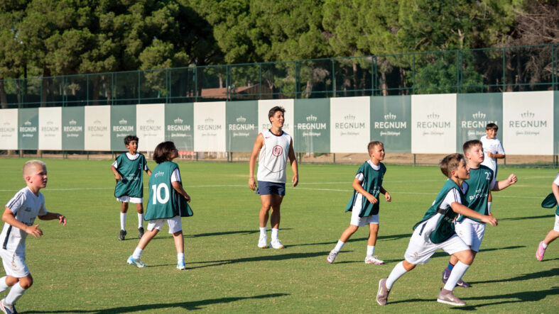 arda-guler-minik-futbolcularla-bir-araya-geldi.jpg