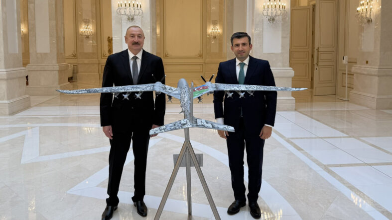 azerbaycan-cumhurbaskani-aliyev-baykar-yonetim-kurulu-baskani-bayraktari-kabul-etti.jpg