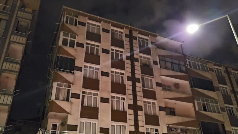 bahcelievlerde-6-katli-apartman-tahliye-edildi.jpg