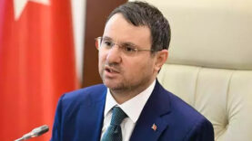 bakan-gurlek-kizilaya-150-bin-lira-bagisladi.jpg