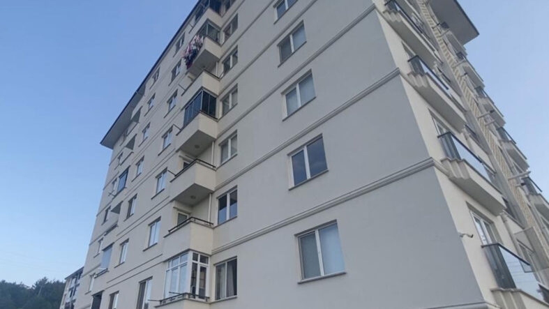 binanin-7-katindan-dusen-2-yasindaki-cocuk-hayatini-kaybetti.jpg