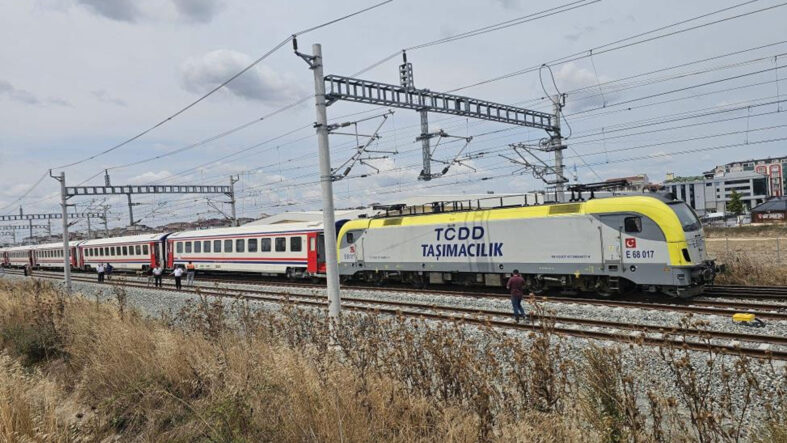 cerkezkoyde-yolcu-treni-raydan-cikti-yolcular-baska-bir-trene-aktarildi.jpg