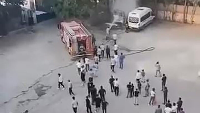 diyarbakirda-park-halindeki-minibus-alev-aldi.jpg