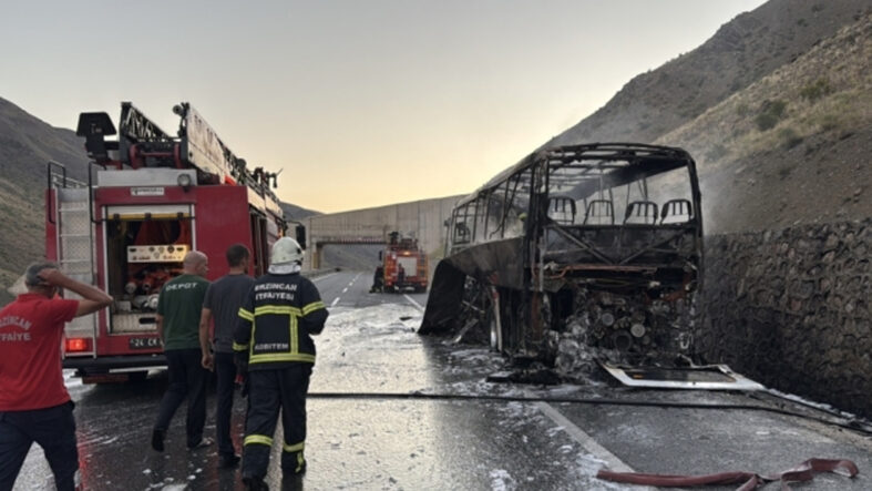 erzincan-sivas-yolunda-yolcu-otobusu-alevlere-teslim-oldu.jpg