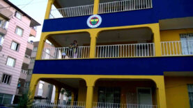 fanatik-fenerbahceli-aile-yasadiklari-apartmani-sari-laciverte-boyadi.jpg
