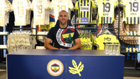 fenerbahceli-vedat-muriqi-imza-gununde-taraftarlarla-bulustu.jpg