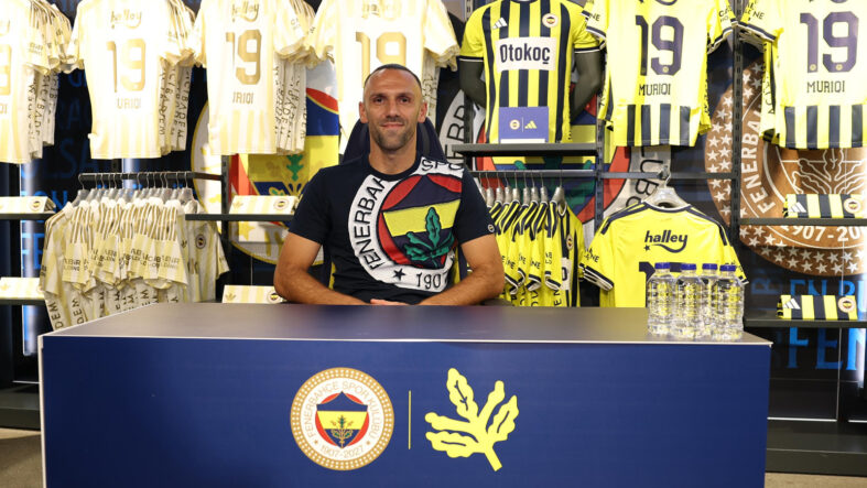 fenerbahceli-vedat-muriqi-imza-gununde-taraftarlarla-bulustu.jpg