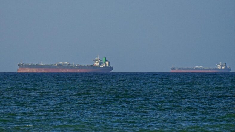 iran-basini-hurmuz-bogazi-yakinlarinda-uyarilari-dikkate-almayan-bir-petrol-tankeri-vuruldu.jpg