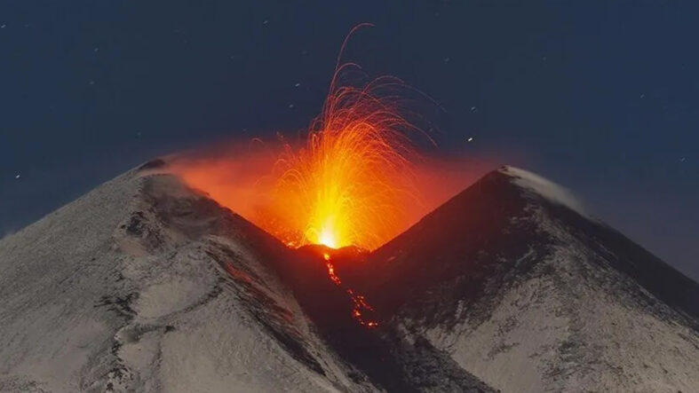 İtalya’da Etna Yanardağı yeniden kül püskürttü