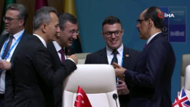 nato-zirvesinde-erdoganin-masasindaki-kaleme-yakin-inceleme.jpg