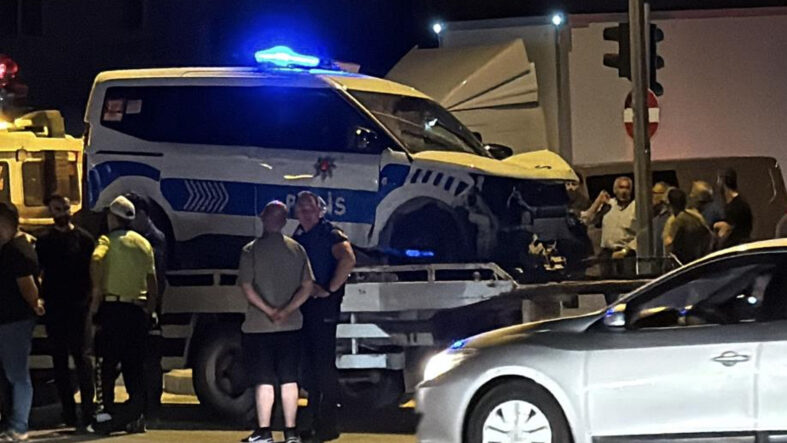 polis-araci-ile-otomobil-carpisti-2si-polis-3-yarali.jpg