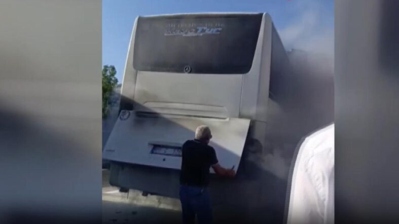seyir-halindeki-otobus-alev-aldi.jpg