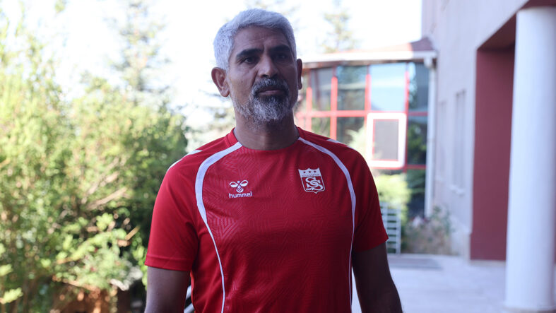 sivasspor-teknik-direktoru-ismet-tasdemir-kotu-gunler-her-zaman-uzun-surmez.jpg