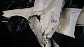 sivasta-traktore-carpan-mercedes-hurda-yiginina-dondu.jpg