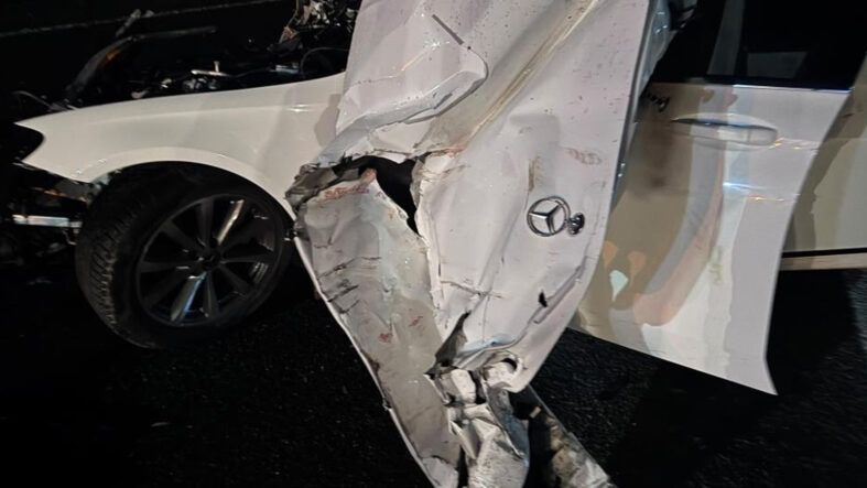 sivasta-traktore-carpan-mercedes-hurda-yiginina-dondu.jpg