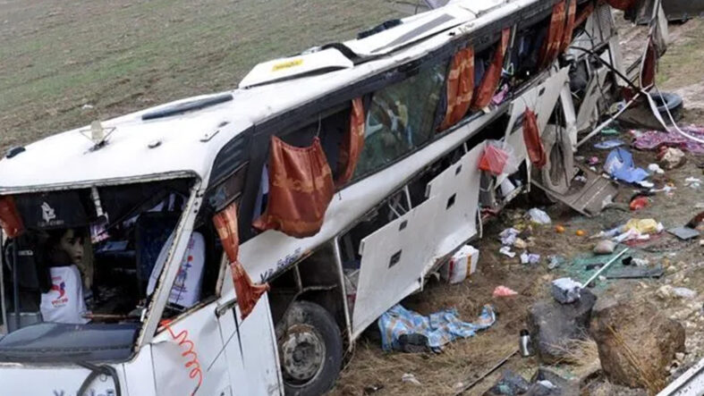 suriyede-yolcu-otobusleri-carpisti-35-olu-30-yarali.jpg