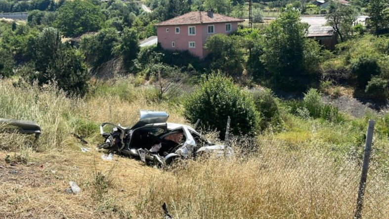 tem-otoyolunda-otomobil-sarampole-devrildi-olu-ve-yaralilar-var.jpg