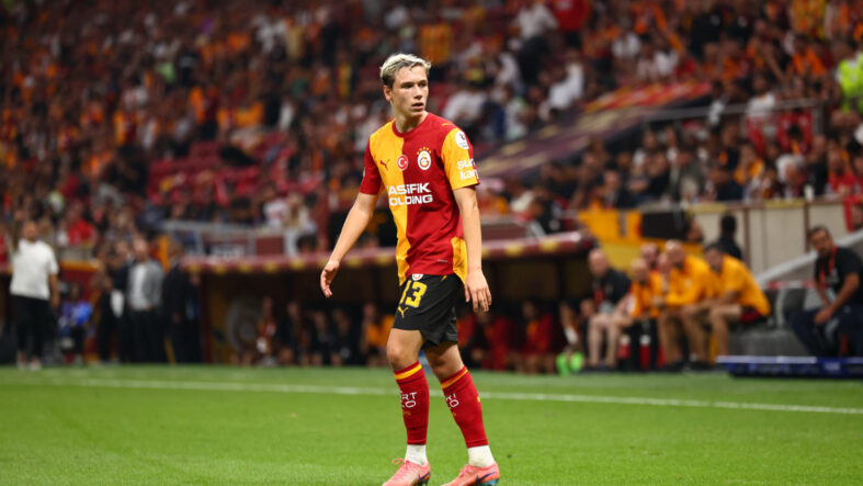 aleksey-batrakov-galatasaray-formasiyla-ilk-macina-cikti.jpg
