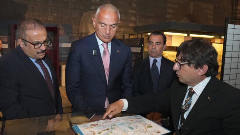 bakan-ersoy-hitit-imparatorlugunun-izlerini-tasiyan-sergiyi-ziyaret-etti.jpg