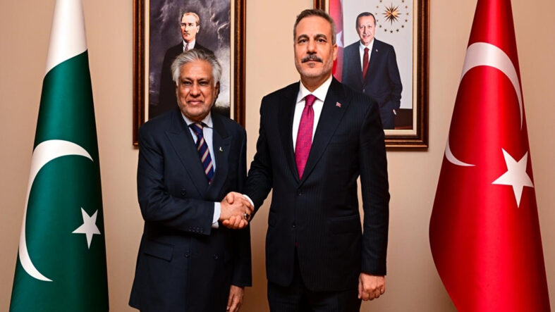 bakan-fidan-pakistan-disisleri-bakani-ishaq-dar-ile-gorustu.jpg