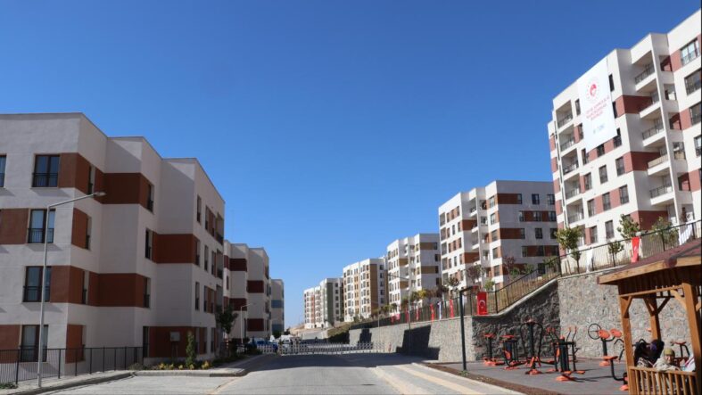 balikesirde-depremlerin-ardindan-305-konut-ve-1-is-yeri-yarin-sahiplerine-teslim-edilecek.jpg