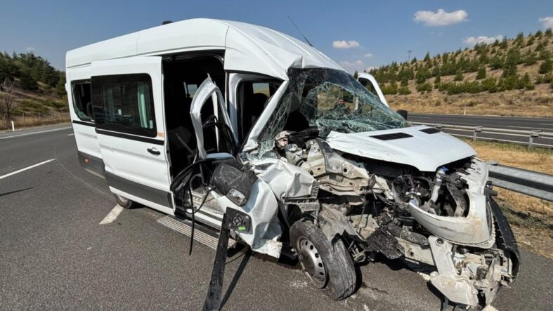 baskentte-servis-minibusu-tira-carpti-7-yarali.jpg