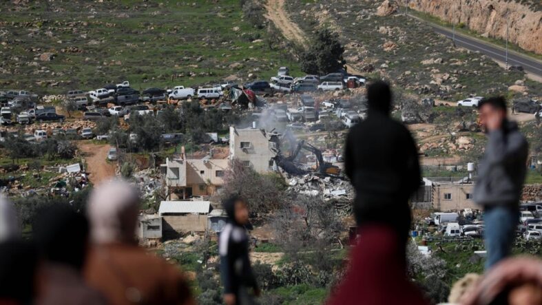 bati-seriada-filistin-topraklarini-gasbeden-israilliler-topraktan-sonra-evlere-de-el-koyuyor.jpg