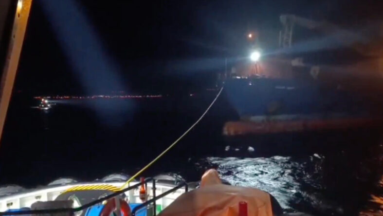 canakkale-bogazinda-dev-kuru-yuk-gemisi-ariza-yapti.jpg