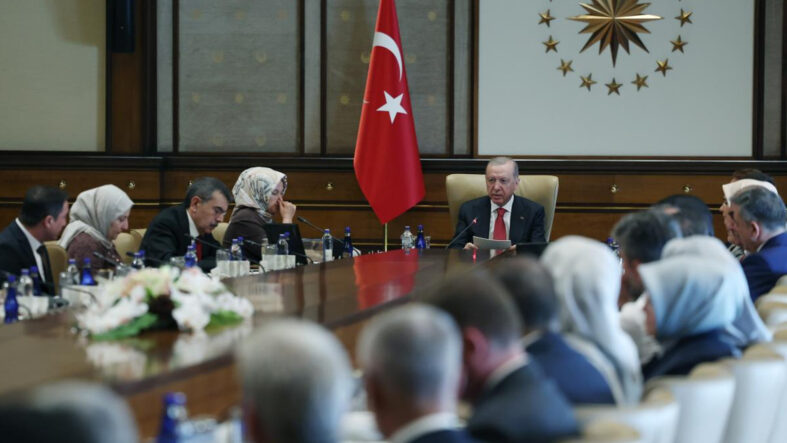 cumhurbaskani-erdogan-okul-saldirisinda-hayatini-kaybeden-ogrencilerin-velilerini-kabul-etti.jpg