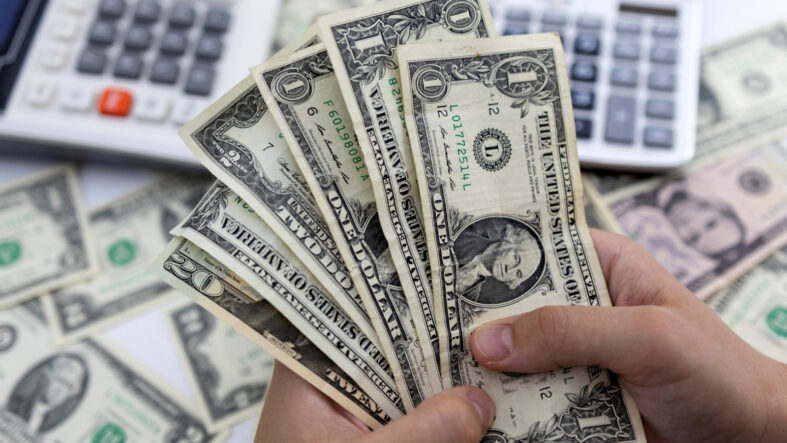 dolar-gune-sakin-basladi-abd-ile-iran-takip-ediliyor.jpg