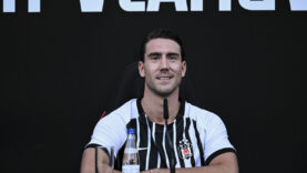 dusan-vlahovicten-imza-toreninde-taraftara-mesaj-hazir-misiniz-basliyoruz.jpg