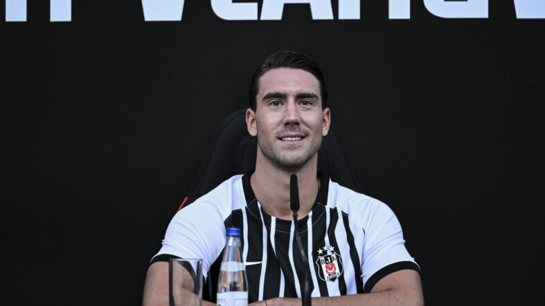dusan-vlahovicten-imza-toreninde-taraftara-mesaj-hazir-misiniz-basliyoruz.jpg