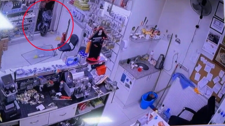 eskisehirde-motosiklet-dukkana-girdi-ardindan-bicakli-kavga-cikti.jpg
