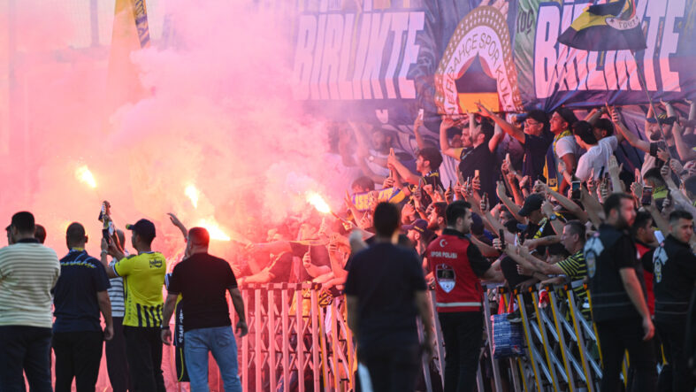 fenerbahce-sturm-graz-maci-oncesi-taraftara-acik-idman-yapti.jpg
