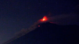 fuego-yanardaginin-faaliyete-gectigi-guatemalada-tahliye-emirleri-verildi.jpg