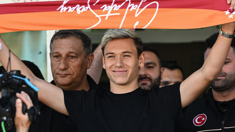galatasaray-aleksey-batrakov-transferini-kapa-bildirdi-istanbula-geldi.jpg
