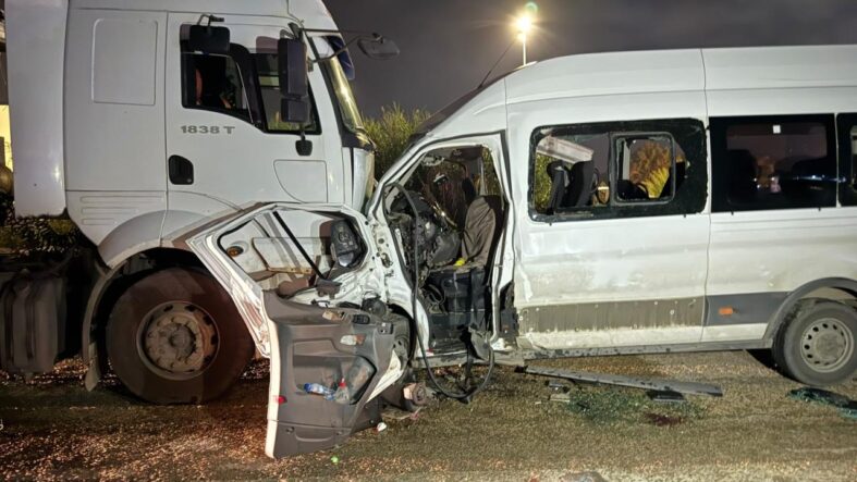 hatayda-servis-minibusu-ile-tir-carpisti-1-olu-14-yarali.jpg