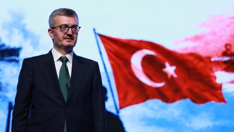 iletisim-baskani-duran-gokyuzunde-karada-ve-mavi-vatanda-yukselen-turkiyenin-yuruyusu-kararlilikla-surecektir.jpg