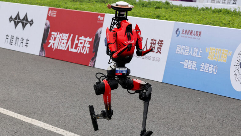insansi-robot-usain-boltun-rekorunu-kirdi.jpg
