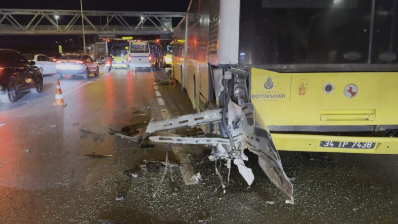 istanbul-buyukcekmecede-otomobil-iett-otobusune-carpti-1i-agir-3-yarali.jpg