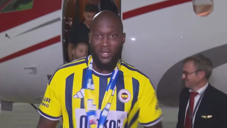 istanbula-gelen-romelu-lukaku-cubukluyu-giydi.jpg