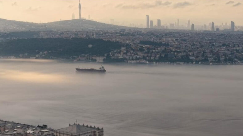 istanbulda-goz-gozu-gormuyor-bogaz-hatti-trafige-kapatildi.jpg
