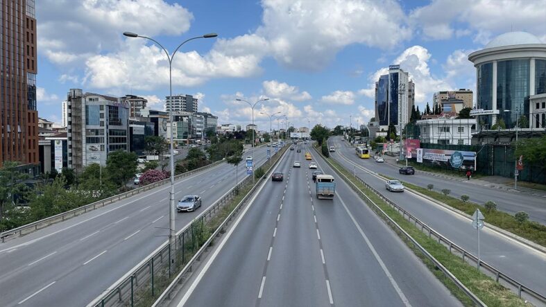 istanbulda-zafer-bayrami-nedeniyle-bazi-yollar-trafige-kapatilacak.jpg