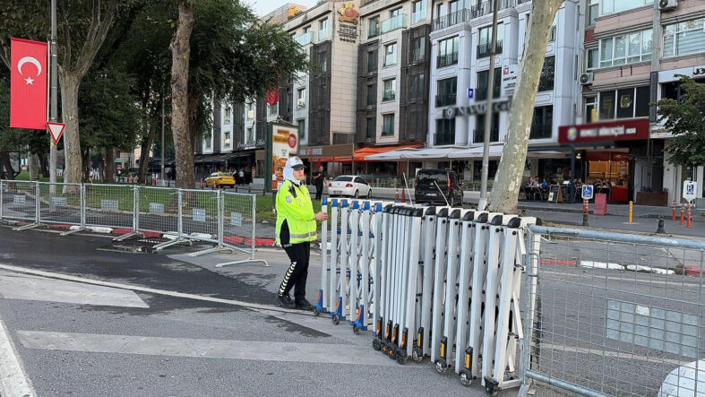 istanbullular-dikkat-trafige-kapatildi.jpg