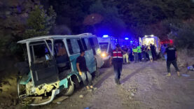 izmirde-tarim-iscilerini-tasiyan-minibus-kaza-yapti-1-olu-8-yarali.jpg